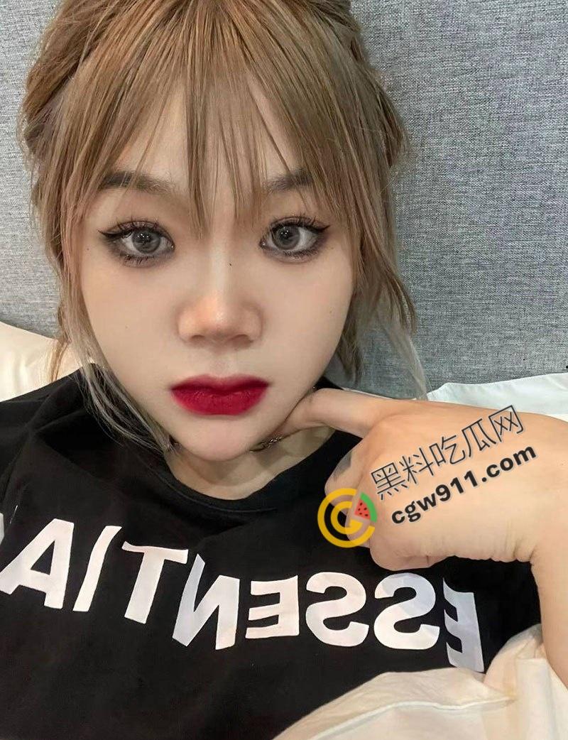 江西南昌【刘雯】与炮友约炮视频流出，大满背小花臂极品骚货，狂野骑乘急速爆轰，挑逗尖叫撩人心弦  第2张