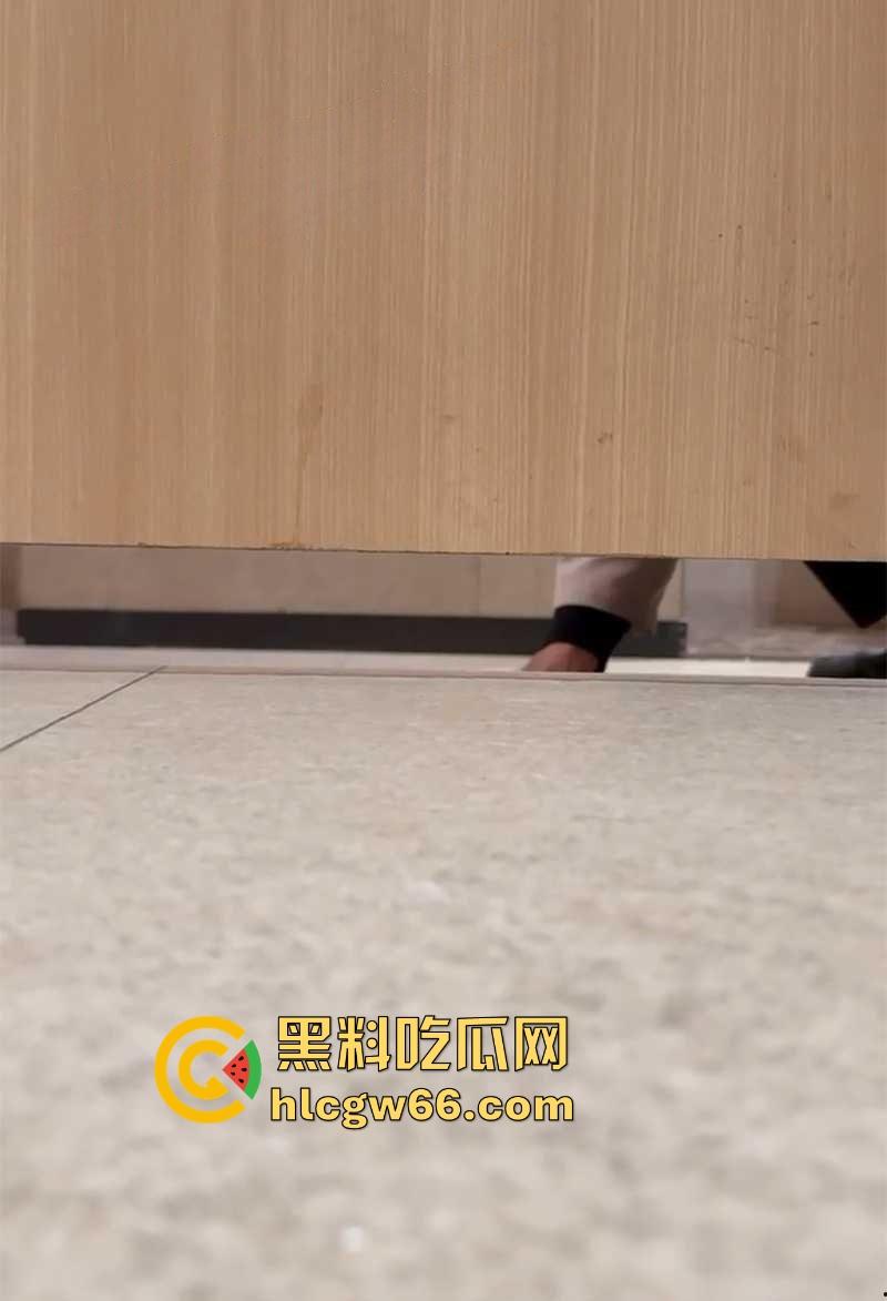 深圳布吉 万象汇 男保洁偷窥女厕所当场被抓 厕所门下惊现男脸 场面惊悚堪比恐怖片！  第6张