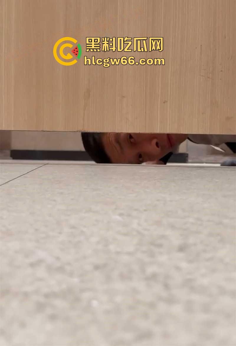 深圳布吉 万象汇 男保洁偷窥女厕所当场被抓 厕所门下惊现男脸 场面惊悚堪比恐怖片！  第8张