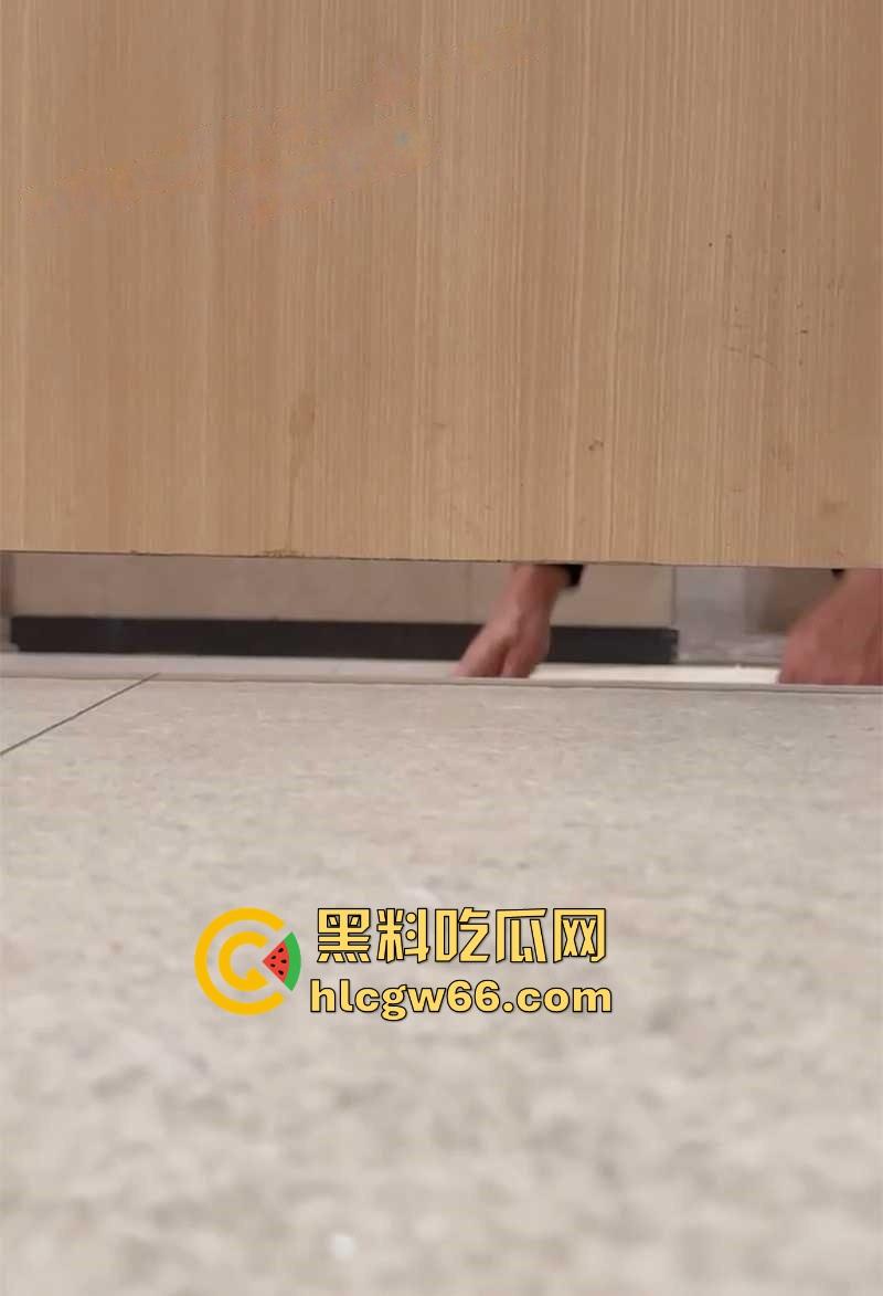 深圳布吉 万象汇 男保洁偷窥女厕所当场被抓 厕所门下惊现男脸 场面惊悚堪比恐怖片！  第9张