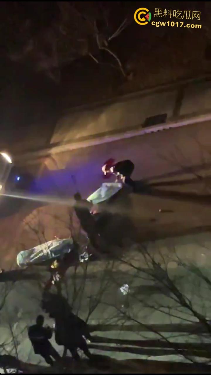 自古奸情出人命，山西文化旅游职业大学，一女子持刀杀害渣男和小三，双双倒地当场一命呜呼盖白布 ！  第5张