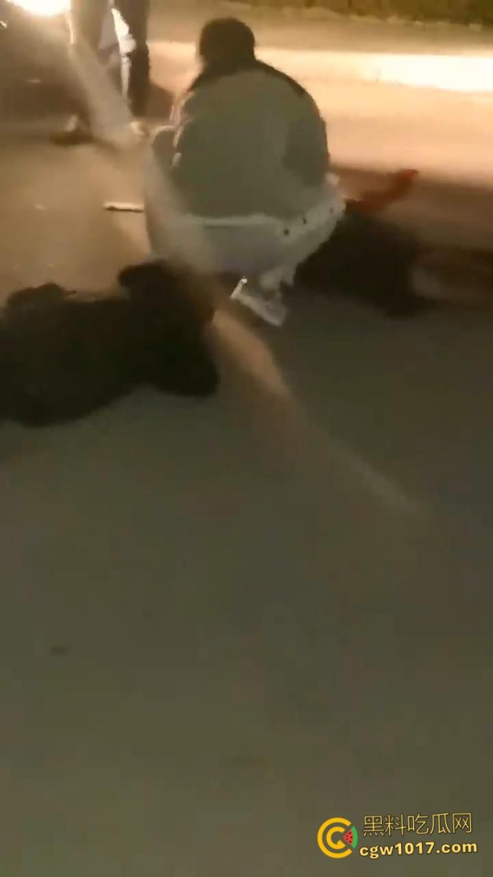 自古奸情出人命，山西文化旅游职业大学，一女子持刀杀害渣男和小三，双双倒地当场一命呜呼盖白布 ！  第7张