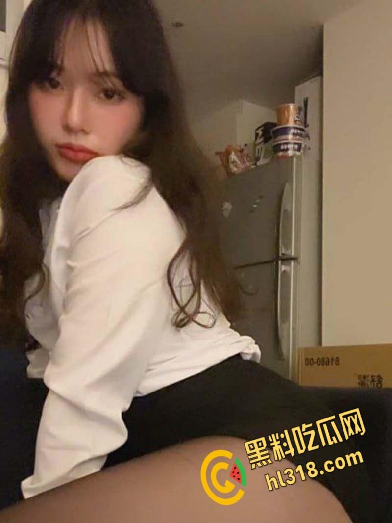 舞蹈生不会让你失望，舞蹈系最美女神被穷小子拿下，主动跪舔毒龙大屌，口爆的技术堪比技师！  第1张