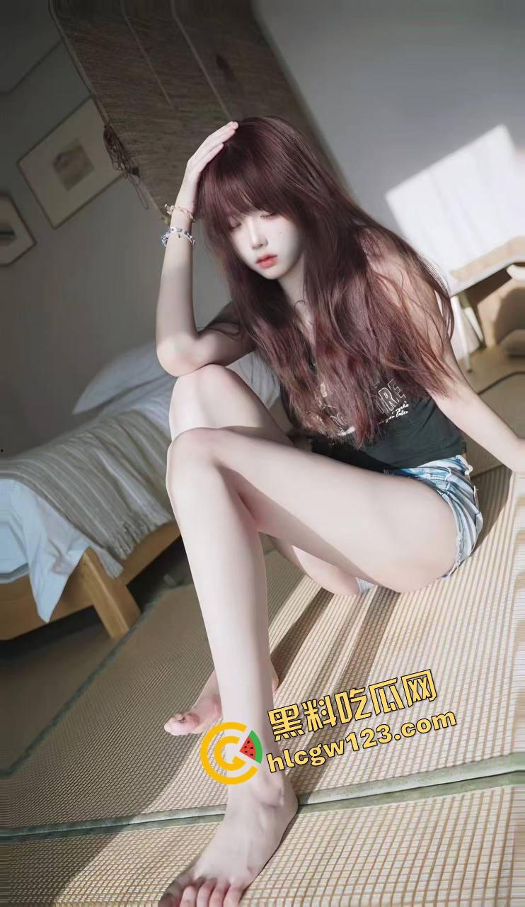 茅台灌骚逼河北04嫩妹『赵雪儿』骚到爆表骚逼滴蜡，3p轮奸撑开扩阴器灌满精液混合着茅台酒！  第4张