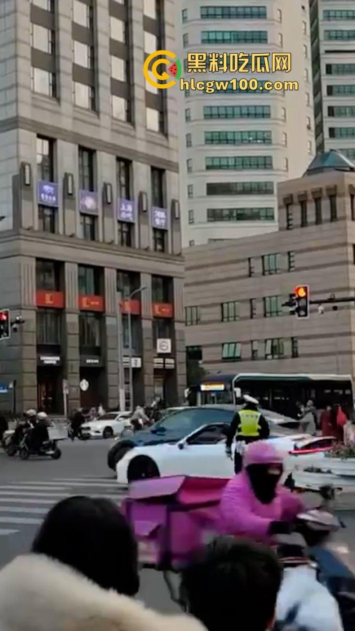 上海武康路成网红富人聚集地豪车炸街 现场派发红包引路过行人蜂拥争抢 打开竟是代金券？  第1张