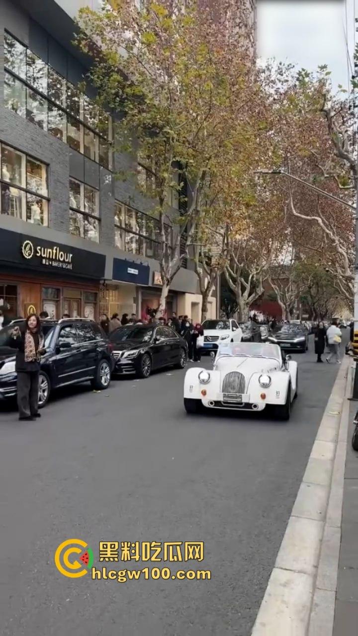 上海武康路成网红富人聚集地豪车炸街 现场派发红包引路过行人蜂拥争抢 打开竟是代金券？  第2张