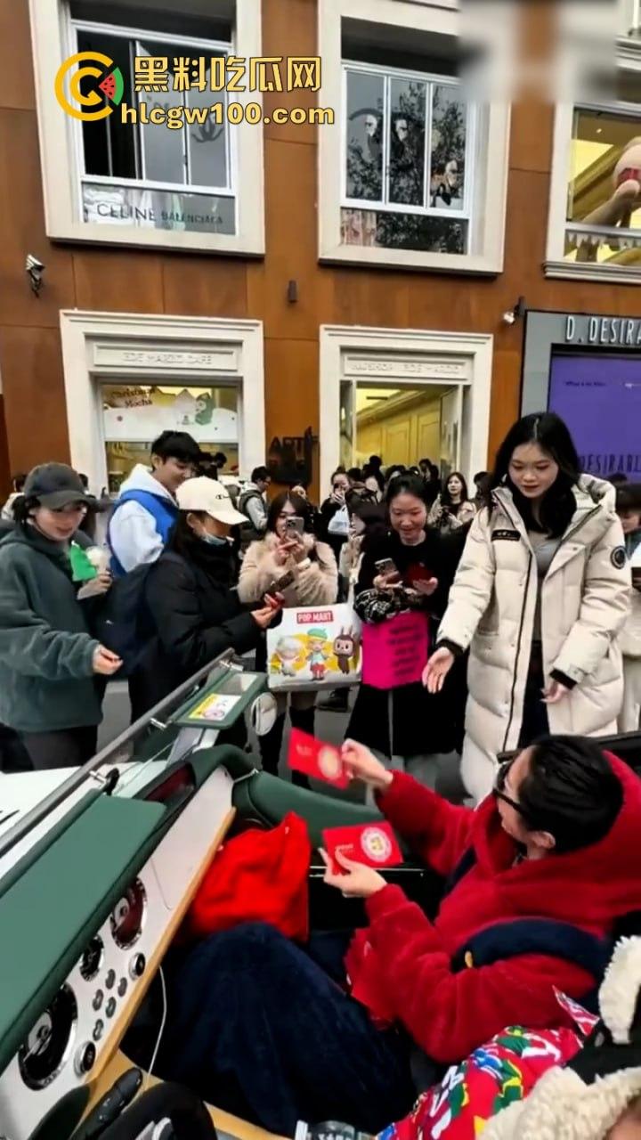 上海武康路成网红富人聚集地豪车炸街 现场派发红包引路过行人蜂拥争抢 打开竟是代金券？  第3张