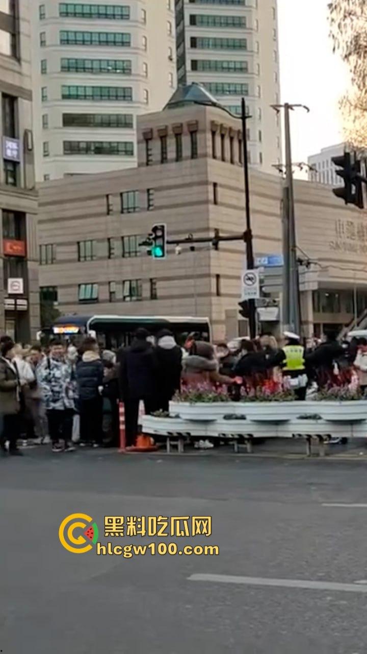 上海武康路成网红富人聚集地豪车炸街 现场派发红包引路过行人蜂拥争抢 打开竟是代金券？  第4张