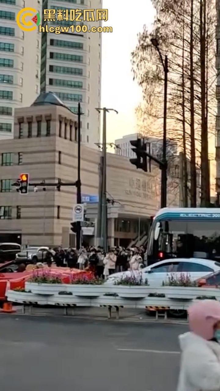 上海武康路成网红富人聚集地豪车炸街 现场派发红包引路过行人蜂拥争抢 打开竟是代金券？  第5张