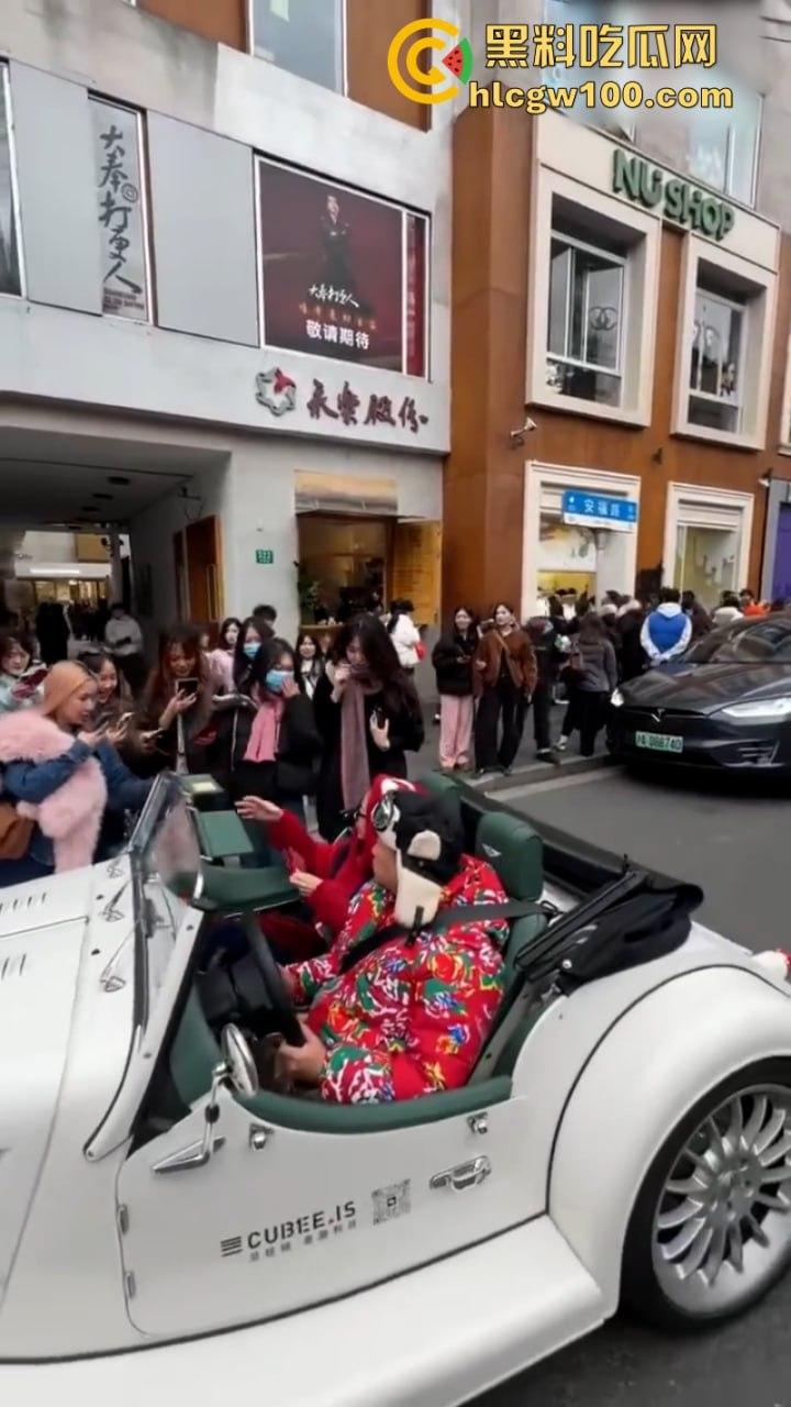 上海武康路成网红富人聚集地豪车炸街 现场派发红包引路过行人蜂拥争抢 打开竟是代金券？  第6张