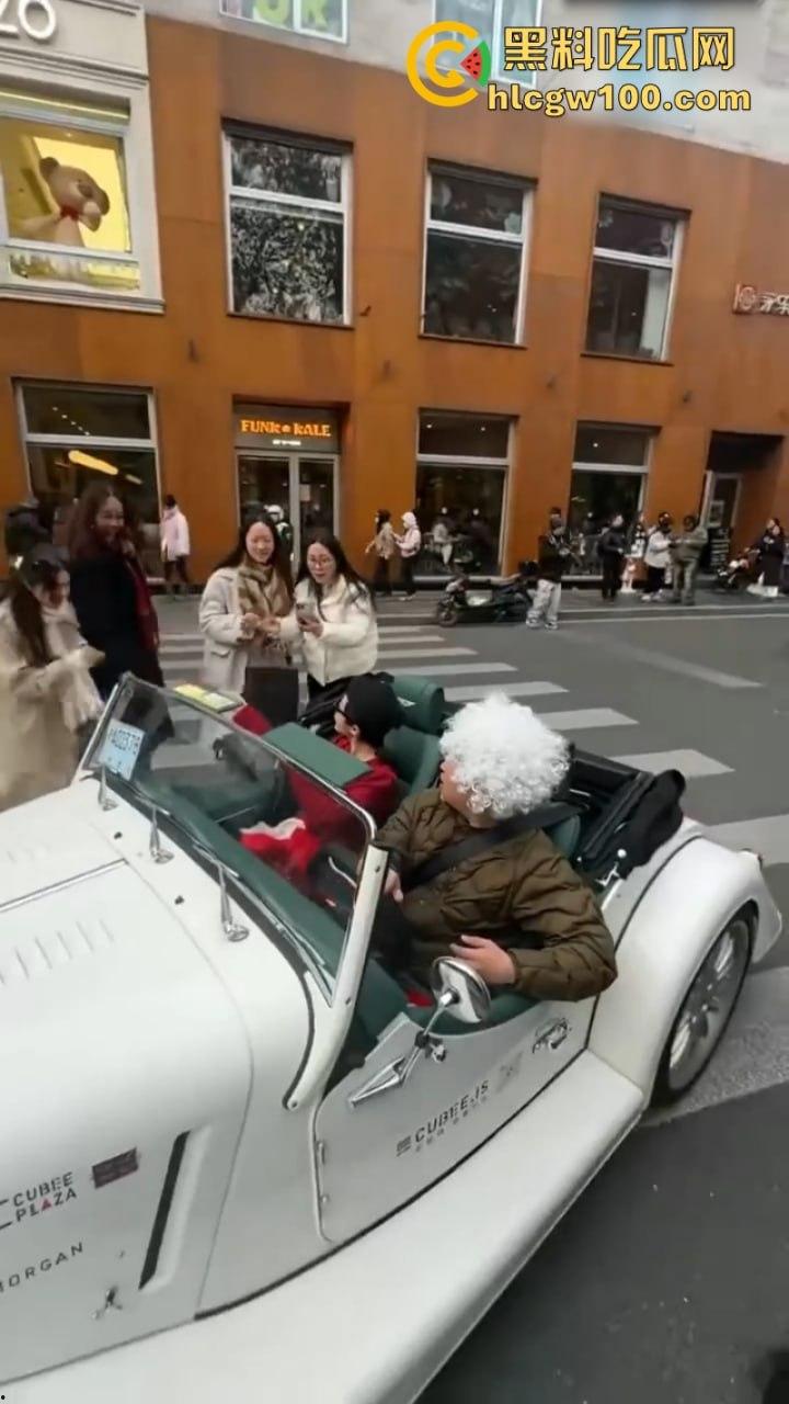 上海武康路成网红富人聚集地豪车炸街 现场派发红包引路过行人蜂拥争抢 打开竟是代金券？  第7张