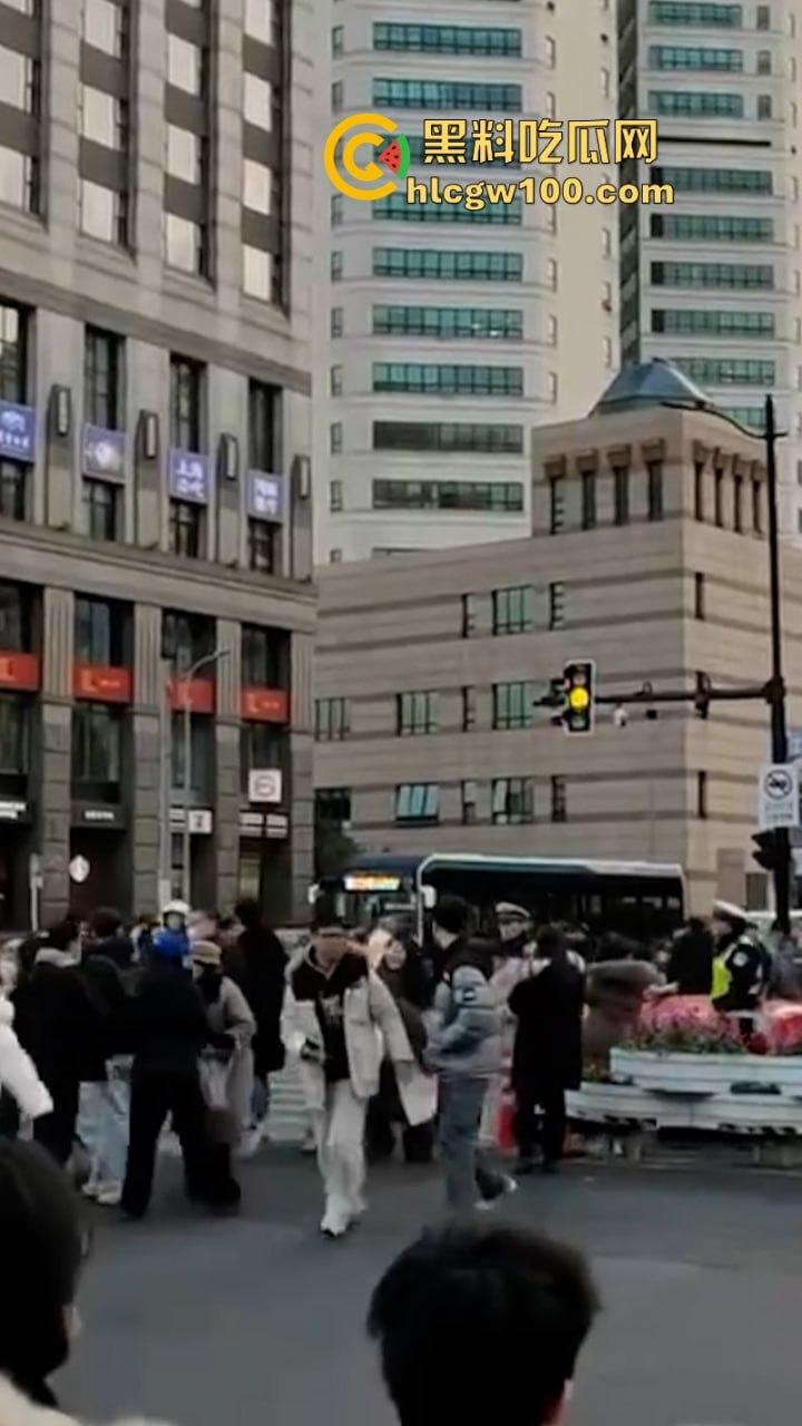 上海武康路成网红富人聚集地豪车炸街 现场派发红包引路过行人蜂拥争抢 打开竟是代金券？  第9张