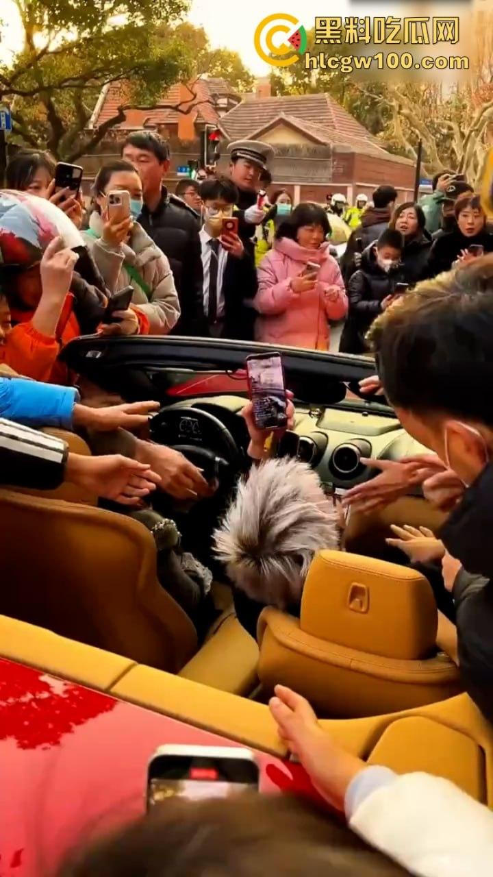 上海武康路成网红富人聚集地豪车炸街 现场派发红包引路过行人蜂拥争抢 打开竟是代金券？  第10张