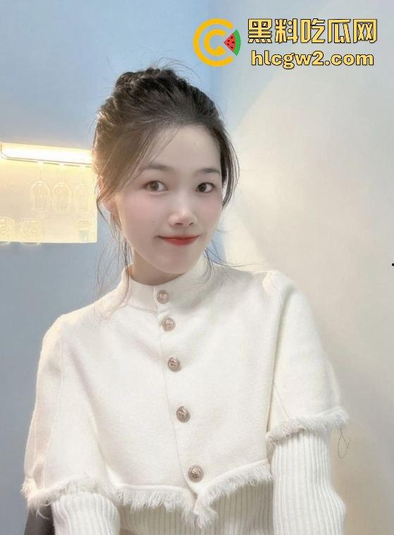 天津『尤倩雯』户外大尺度露出 被金主爸爸调教成骚浪贱货，后入爆干呻吟不断，露出游戏玩到极致！  第1张