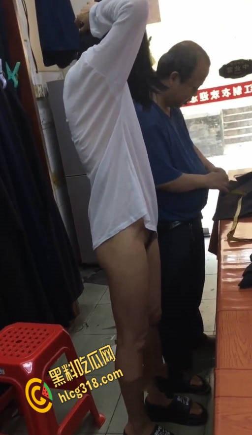 超大胆御姐直接在沙滩商场，各种人多的地方全裸露出全裸，让大爷直接量胸围做衣服真牛逼啊！！！  第3张