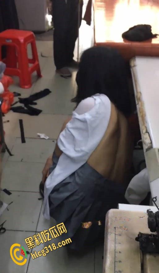 超大胆御姐直接在沙滩商场，各种人多的地方全裸露出全裸，让大爷直接量胸围做衣服真牛逼啊！！！  第5张