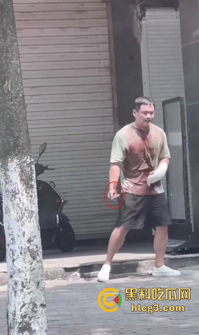 狠起来连自己都捅！浙江湖州市大街上连捅自己数刀 警方合力当场将其制服  第1张