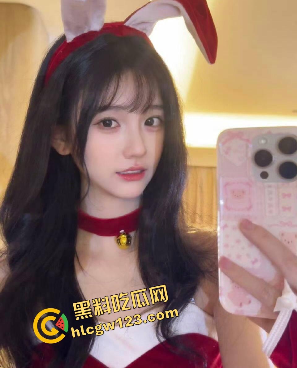 好白菜都让猪拱了！这鸡巴好像退休了，妹子带个眼罩就被干，哥几个知道他是怎么拱上的吗？  第5张