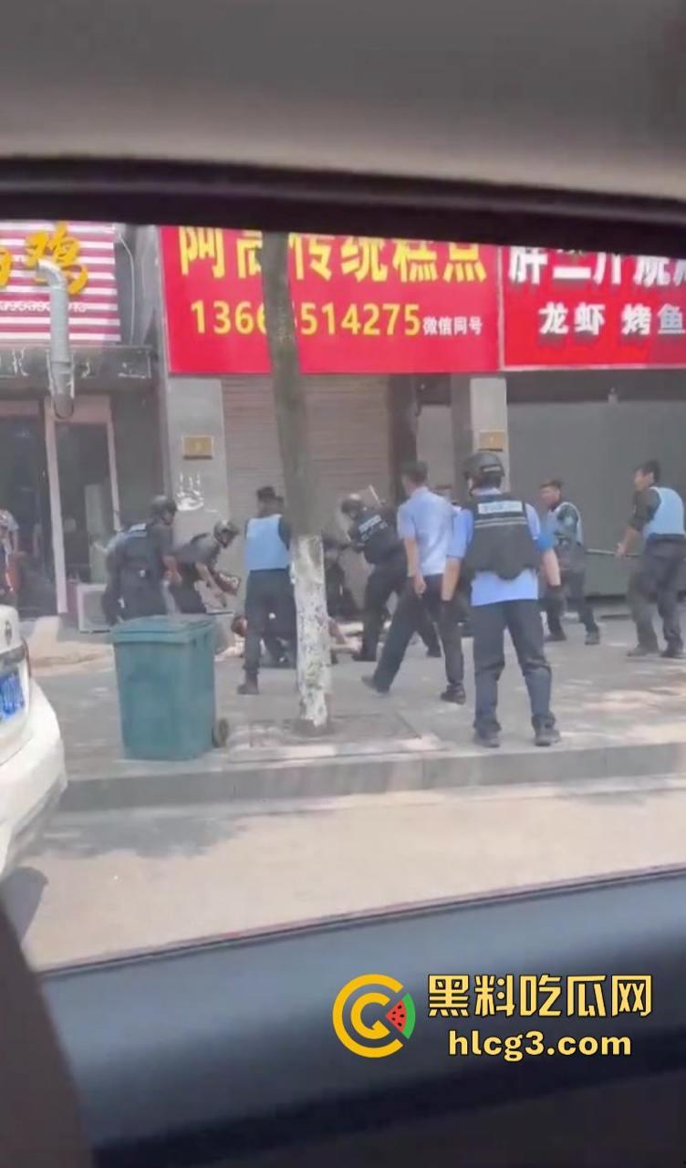 狠起来连自己都捅！浙江湖州市大街上连捅自己数刀 警方合力当场将其制服  第3张