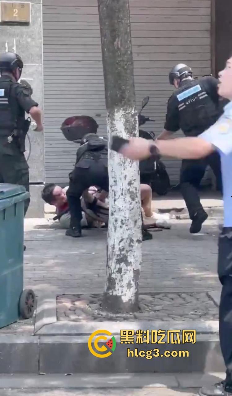 狠起来连自己都捅！浙江湖州市大街上连捅自己数刀 警方合力当场将其制服  第4张