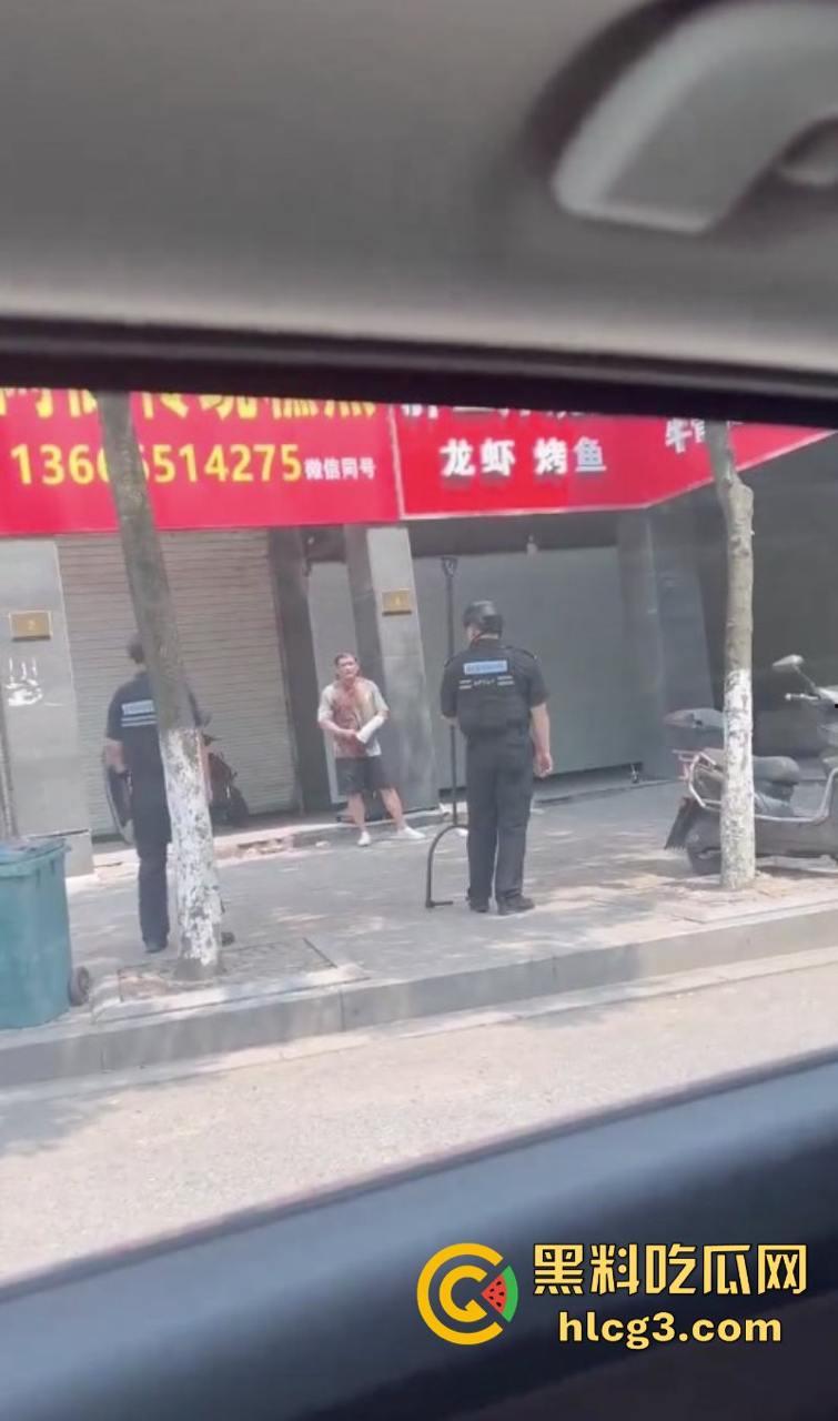 狠起来连自己都捅！浙江湖州市大街上连捅自己数刀 警方合力当场将其制服  第5张