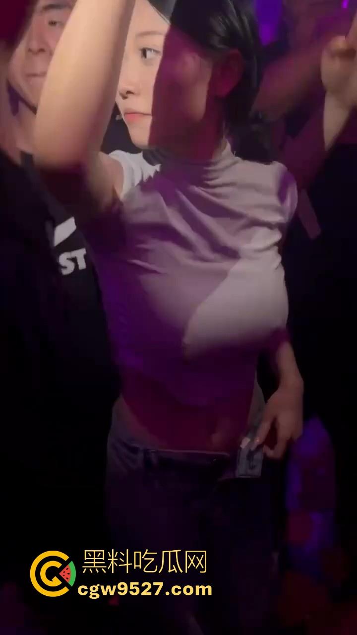 不懂就问！到是谁喝完酒能带这种极品大奶去开房约炮呀！这身材谁看谁不迷糊，下次有这种的局麻烦喊上我！  第8张