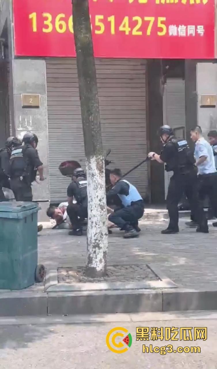 狠起来连自己都捅！浙江湖州市大街上连捅自己数刀 警方合力当场将其制服  第6张
