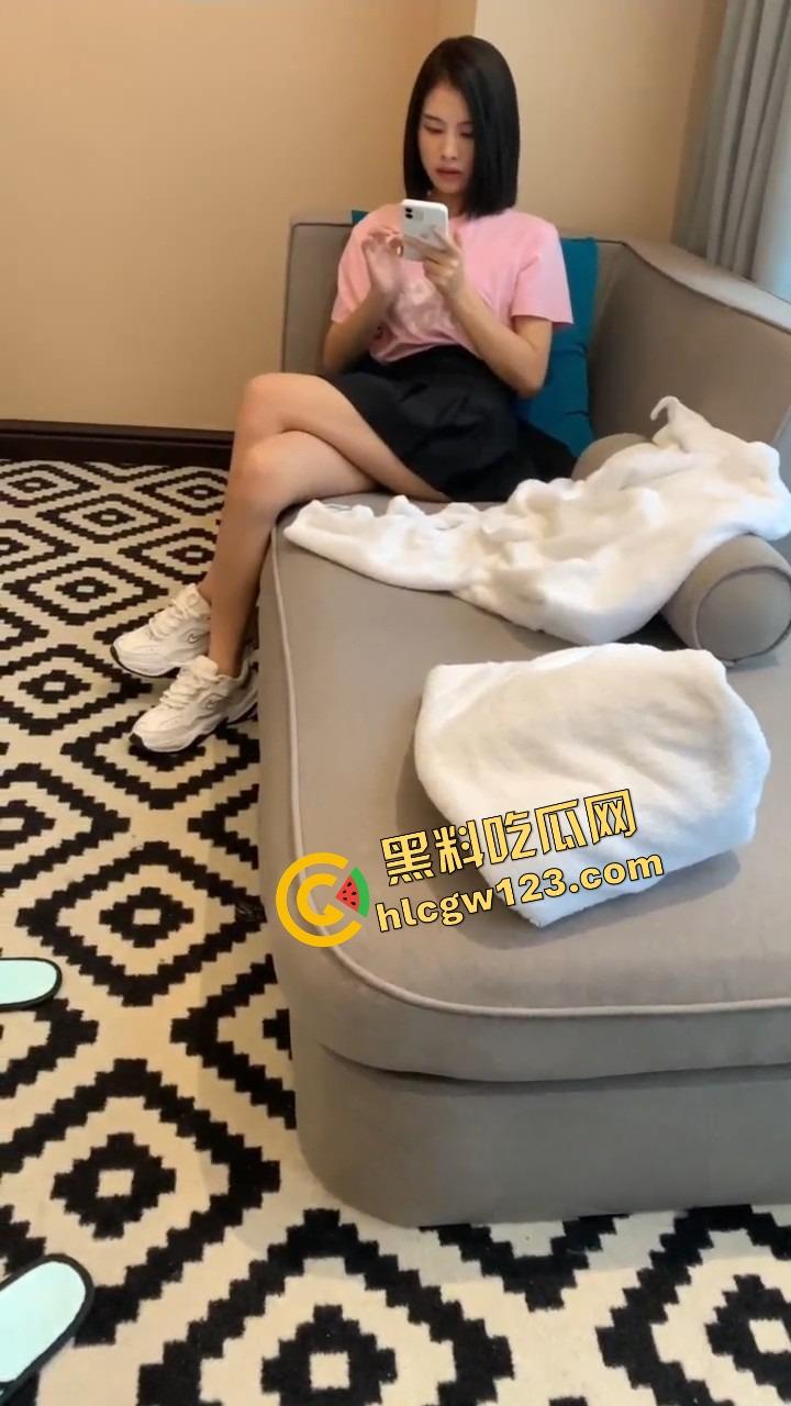 好白菜都让猪拱了！这鸡巴好像退休了，妹子带个眼罩就被干，哥几个知道他是怎么拱上的吗？  第15张