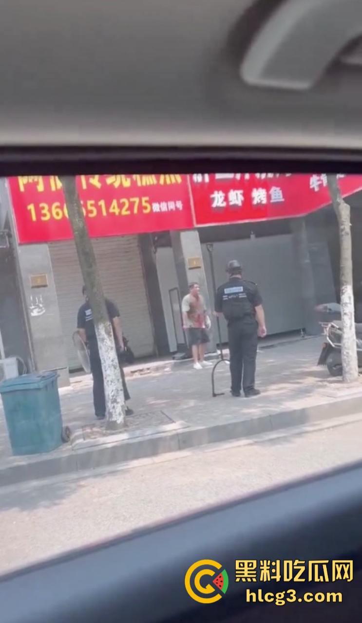 狠起来连自己都捅！浙江湖州市大街上连捅自己数刀 警方合力当场将其制服  第7张