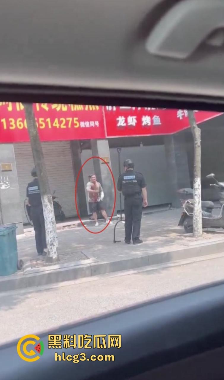 狠起来连自己都捅！浙江湖州市大街上连捅自己数刀 警方合力当场将其制服  第8张