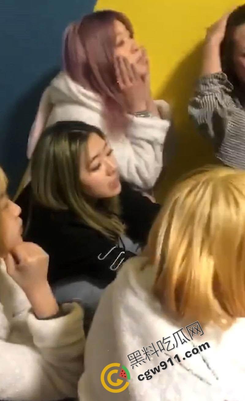 沈阳嫩妹王佳颖诱惑他人男友被一群精神小妹折磨！裸露尖叫，绝望哭喊，画面刺激且撩人  第4张