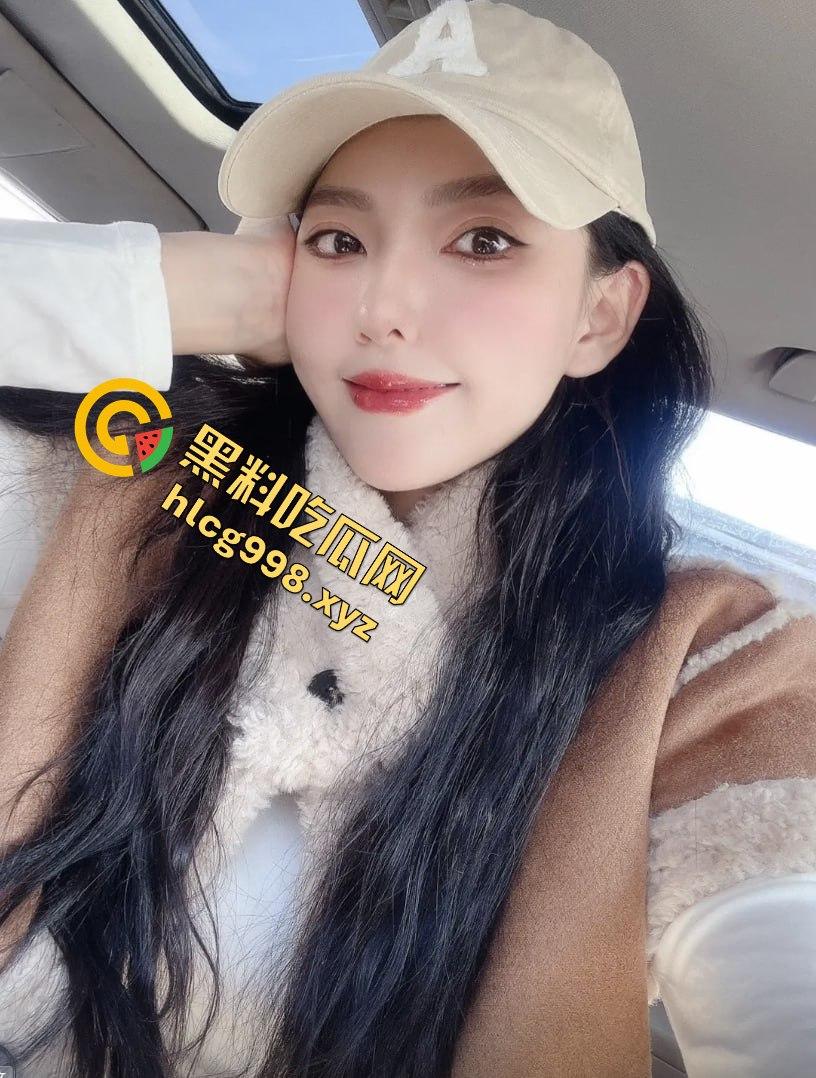 抖音1万粉丝小网红【偷走一头猪猪】！清秀女神转型黄播，啤酒瓶激情自慰，长腿裸舞跳得你直上头！  第9张