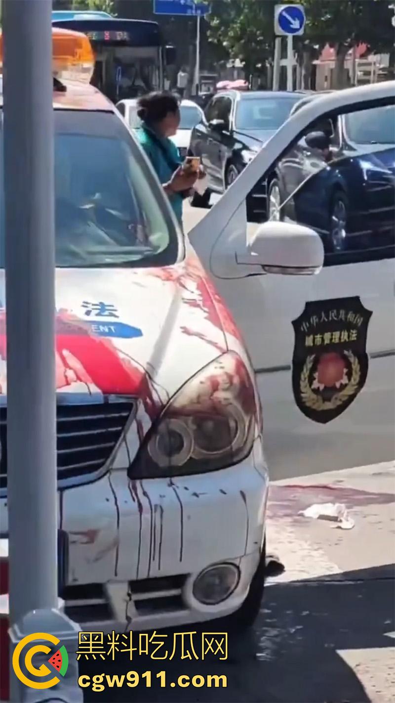 山东泰安五马市场附近，一名小贩与城管发生冲突，被城管欺负愤愤不平，随后在城管车前自刎。  第2张