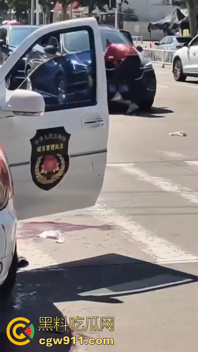 山东泰安五马市场附近，一名小贩与城管发生冲突，被城管欺负愤愤不平，随后在城管车前自刎。  第3张