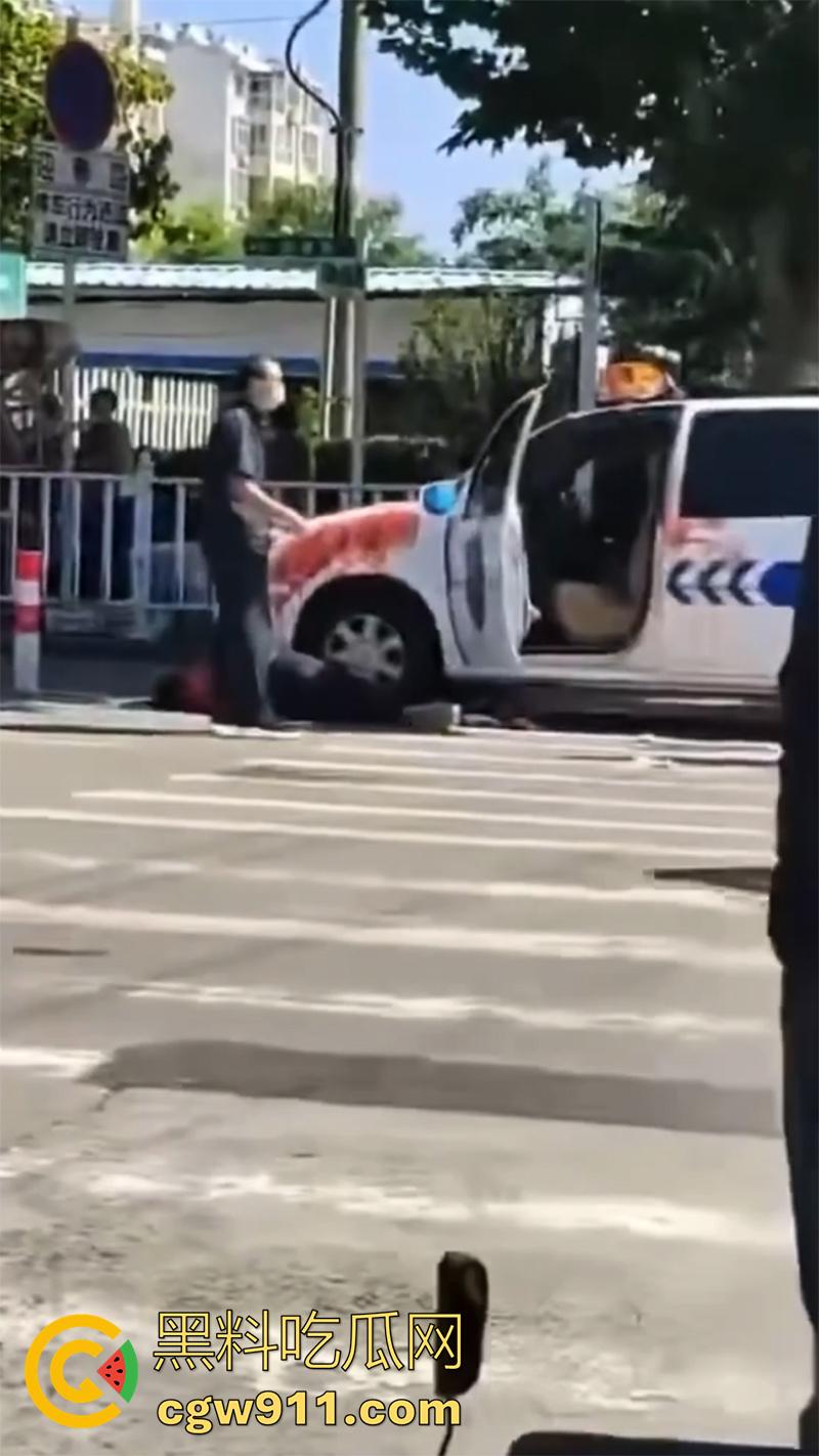 山东泰安五马市场附近，一名小贩与城管发生冲突，被城管欺负愤愤不平，随后在城管车前自刎。  第5张