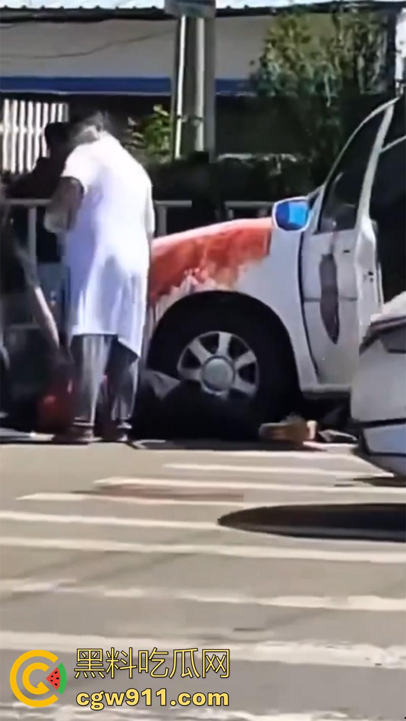 山东泰安五马市场附近，一名小贩与城管发生冲突，被城管欺负愤愤不平，随后在城管车前自刎。  第6张