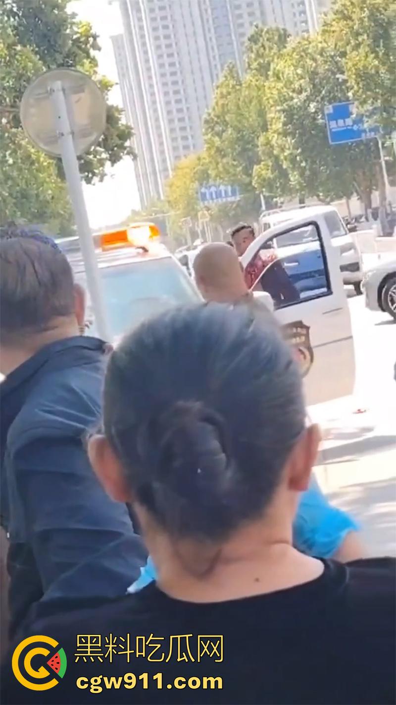 山东泰安五马市场附近，一名小贩与城管发生冲突，被城管欺负愤愤不平，随后在城管车前自刎。  第7张