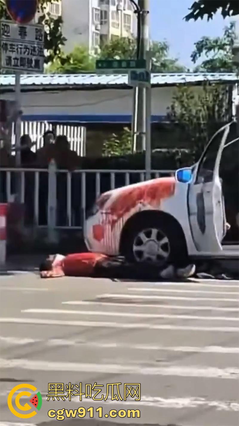 山东泰安五马市场附近，一名小贩与城管发生冲突，被城管欺负愤愤不平，随后在城管车前自刎。  第8张