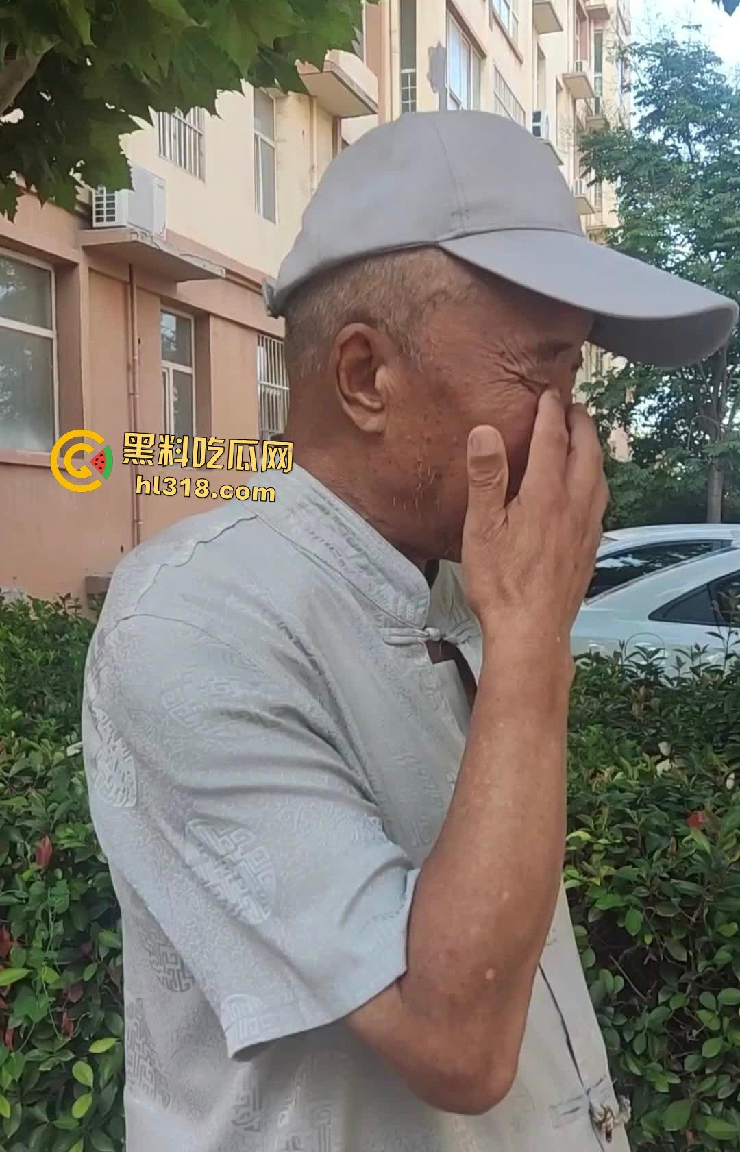 大爷人老但淫欲不老！成人用品店狂操玩偶，射完还要再战，柜上还有个玩偶看戏，心想不要过来啊！  第1张