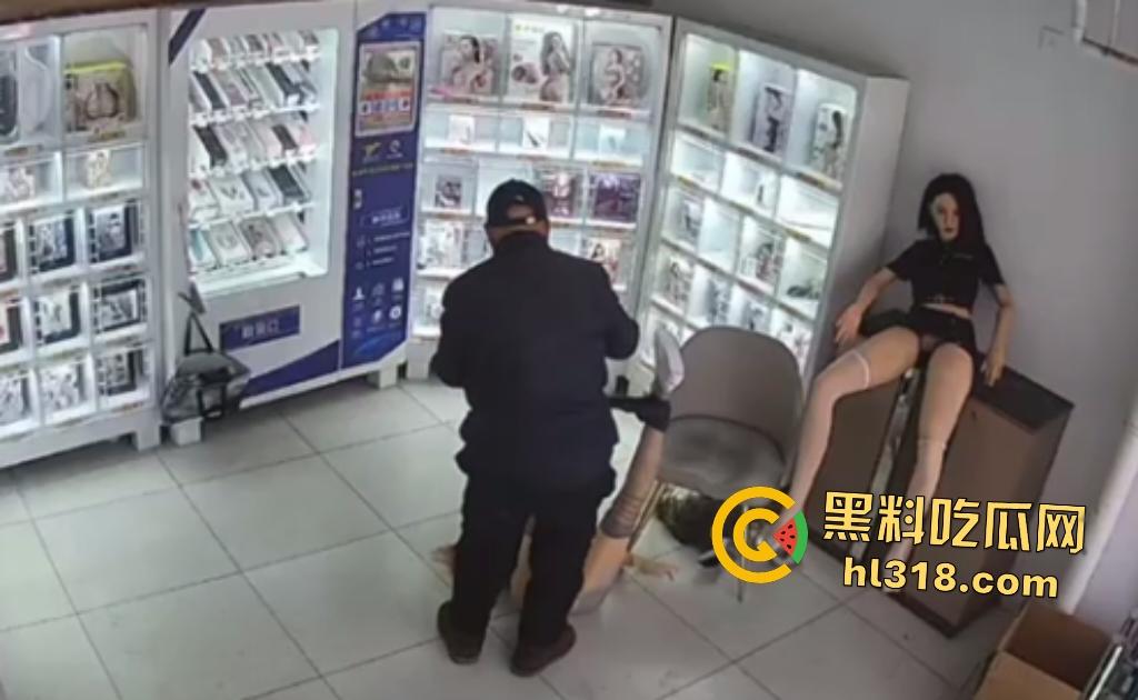 大爷人老但淫欲不老！成人用品店狂操玩偶，射完还要再战，柜上还有个玩偶看戏，心想不要过来啊！  第3张