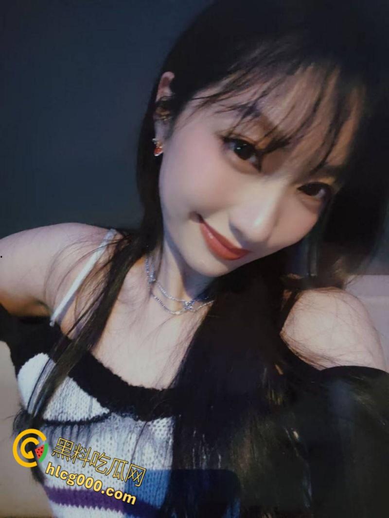 南昌性感人妻【周若曦】，与数十人聊骚发自慰小视频，无套内射黑丝小骚逼，私生活无比淫乱！  第1张