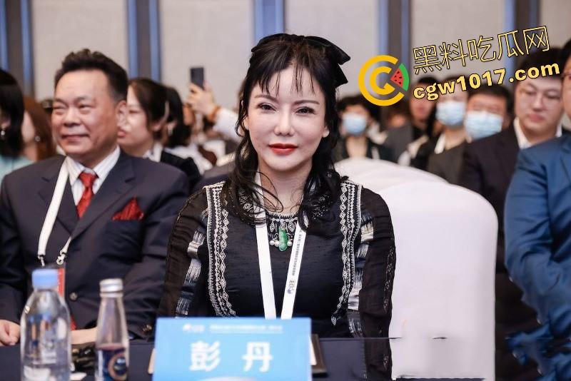 香港三级片女王【彭丹】靠着36F大奶一脱成名，如今天当上了干部，中国影视从此少了一位三级片女王，又多了位无关紧要的院长！  第5张