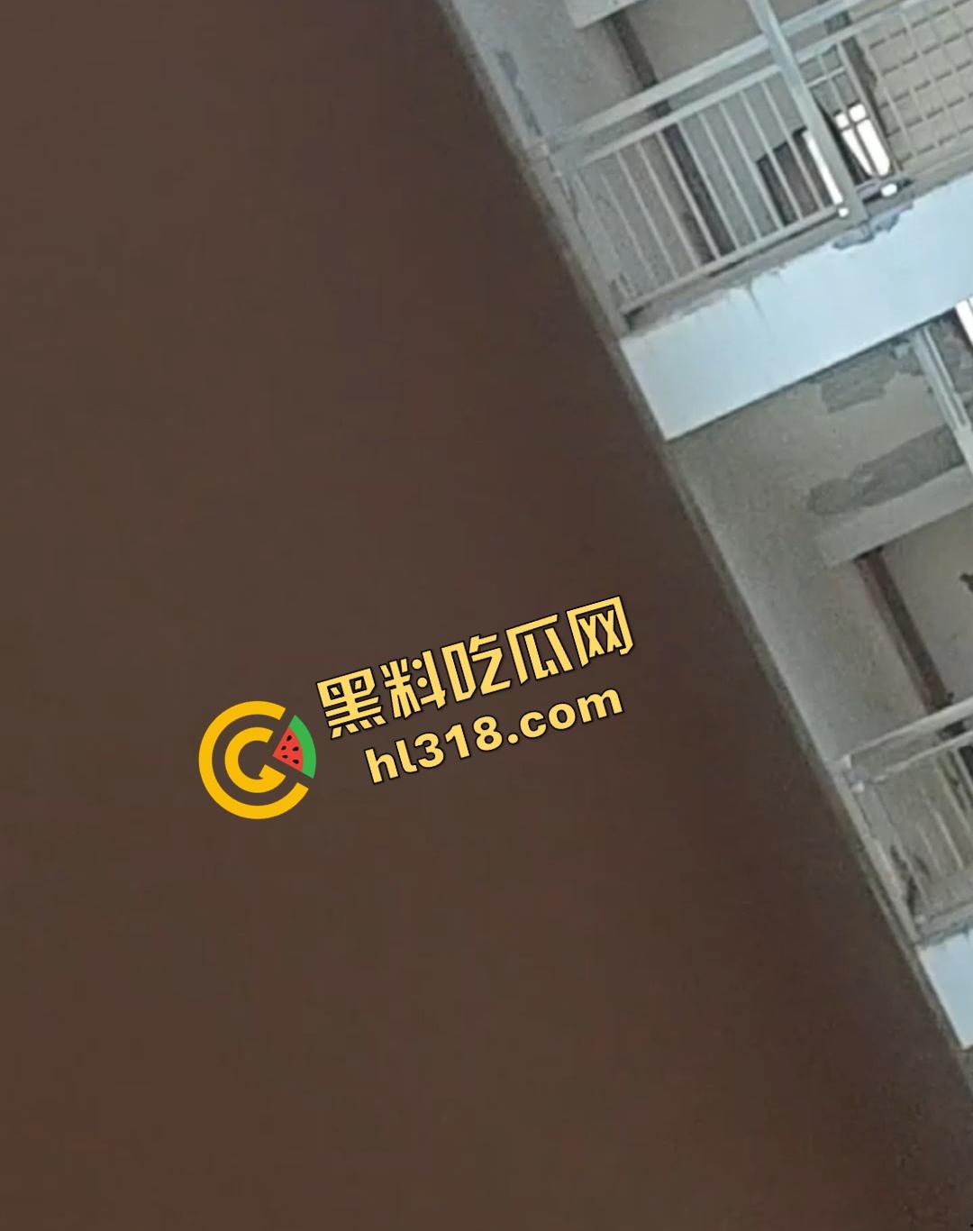 四川仁寿二职中学楼梯活春宫曝光，学生下课十分钟都憋不住，教学楼角落让女友当场口交，光天化日就敢玩！  第1张