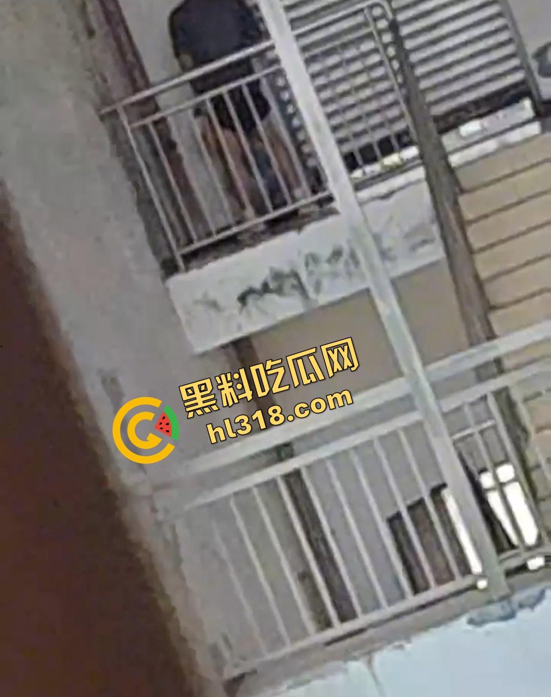 四川仁寿二职中学楼梯活春宫曝光，学生下课十分钟都憋不住，教学楼角落让女友当场口交，光天化日就敢玩！  第3张