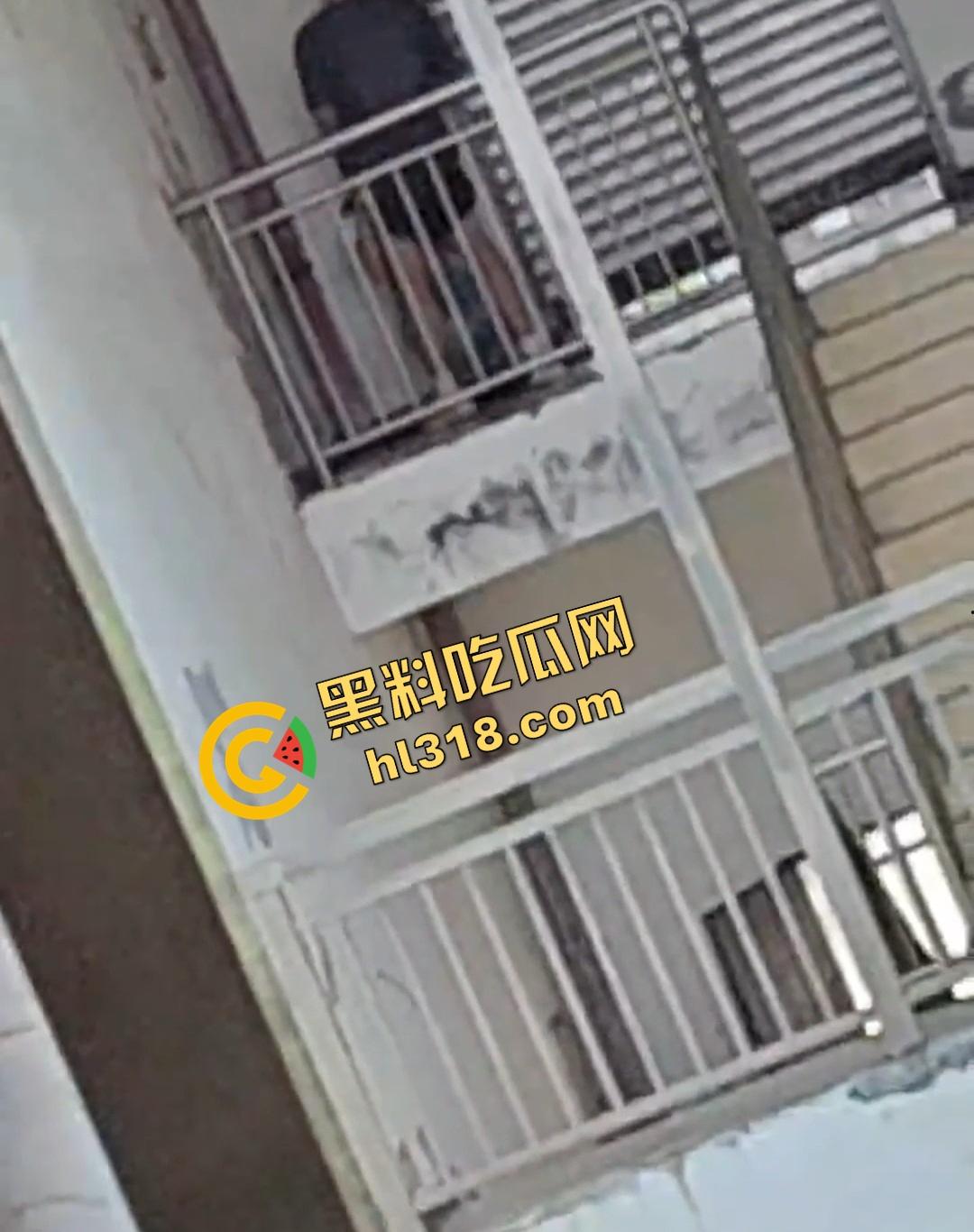 四川仁寿二职中学楼梯活春宫曝光，学生下课十分钟都憋不住，教学楼角落让女友当场口交，光天化日就敢玩！  第4张