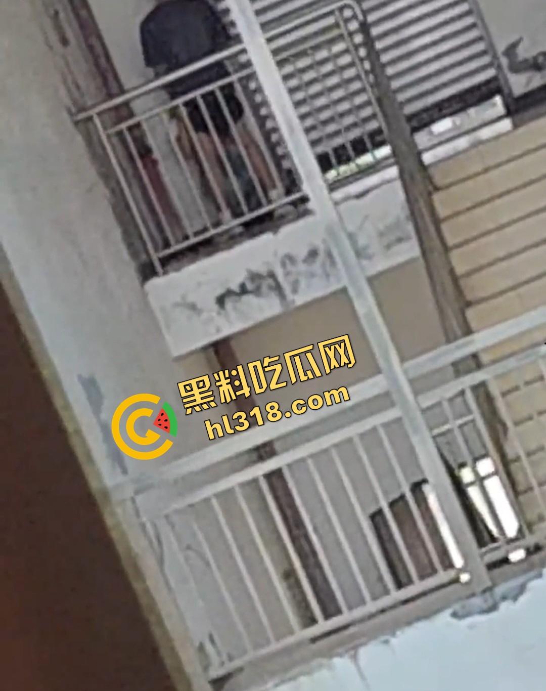 四川仁寿二职中学楼梯活春宫曝光，学生下课十分钟都憋不住，教学楼角落让女友当场口交，光天化日就敢玩！  第6张