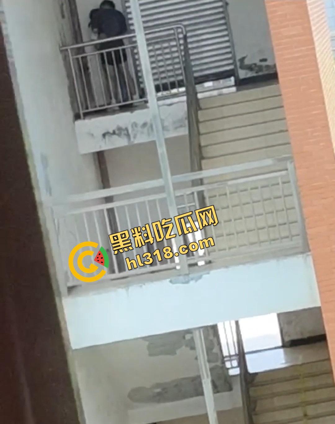 四川仁寿二职中学楼梯活春宫曝光，学生下课十分钟都憋不住，教学楼角落让女友当场口交，光天化日就敢玩！  第7张