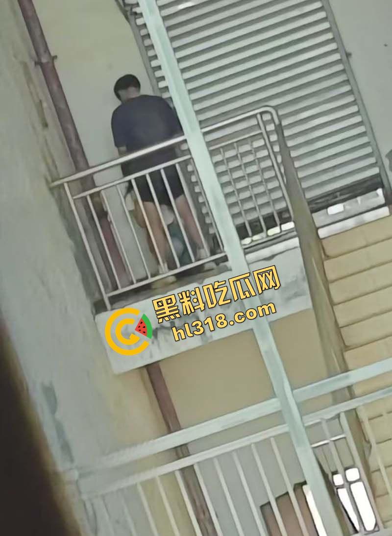 四川仁寿二职中学楼梯活春宫曝光，学生下课十分钟都憋不住，教学楼角落让女友当场口交，光天化日就敢玩！  第8张