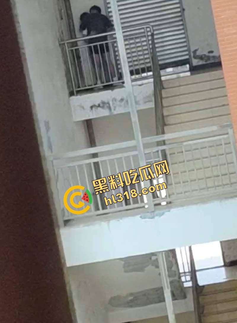 四川仁寿二职中学楼梯活春宫曝光，学生下课十分钟都憋不住，教学楼角落让女友当场口交，光天化日就敢玩！  第9张