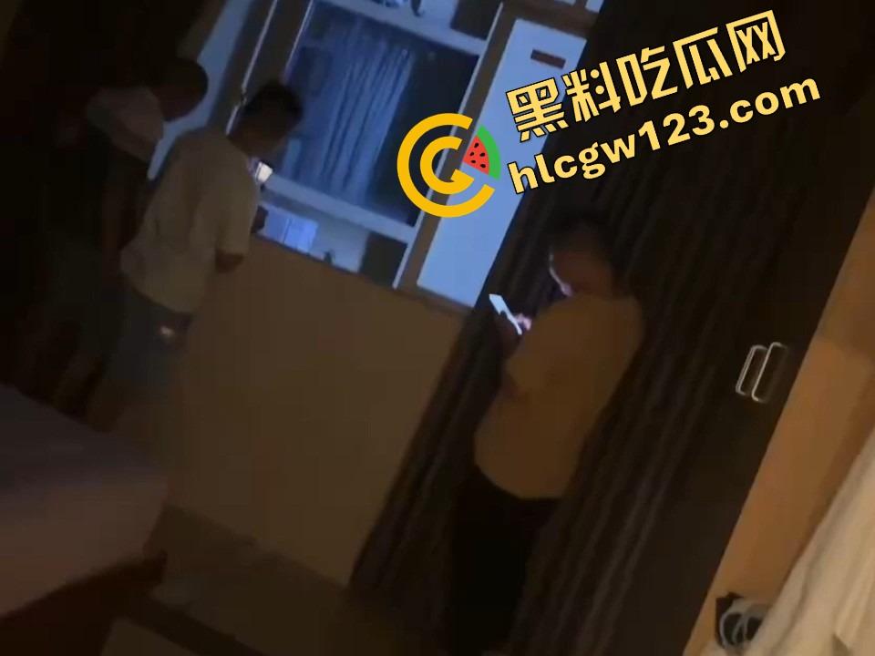 酒店激情夜全程直播，薄纱遮体却遮不住啪啪呻吟，对面楼几位老哥出差直接举手机围观，朦胧现场太顶了！  第3张